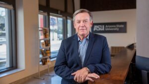 亚利桑那州立大学校长迈克尔·克劳荣获2025年洛杉矶市杰出人物称号